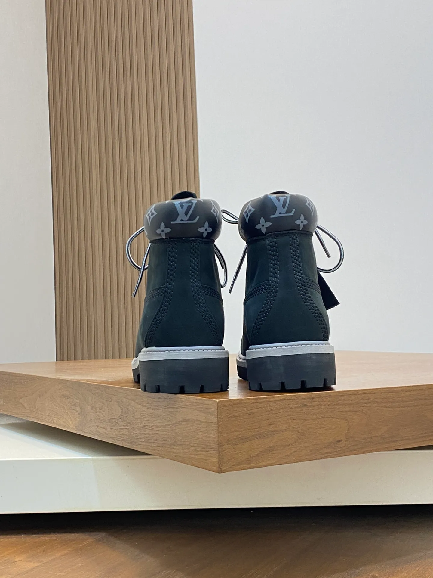 Men's shoes 💰💰760 Loui* Vuitto* x Timberlan* co-branded presbyopic rhubarb boots, ankle boots, short boots, LV x Timberland ankle boots are made of Monogram embossed waterproof nubuck cow leather, relying on the brand's exquisite craftsmanship to carefully reshape the classic Timberland 6-inch boot shape in Italy, making an eye-catching appearance in American workwear style. Created by Pharrell Williams 2025 autumn and winter menswear show. The Monogram embossed tongue, original Timberland laces and outsole are exquisite details, the leather label expresses the cooperation logo, and the delivery counter is exquisitely packaged! ▪️Size: Women's 35-40 (customized in 40) ▪️Size: Men's 39-46 (45/46 customized)